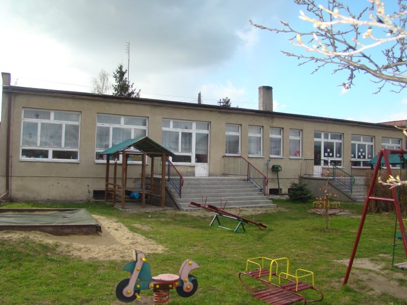 Tył budynku przedszkola przed remontem: brak docieplenia i stara stolarka okienno-drzwiowa