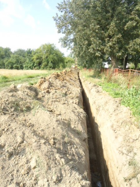 Wykop pod rury wodociągowe