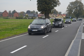 Ciąg samochodów jadących po nowej nawierzchni asfaltowej ulicy Starogardzkiej