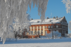 Pałac eklektyczny w Kopytkowie zimą - śnieg i oszronione drzewa