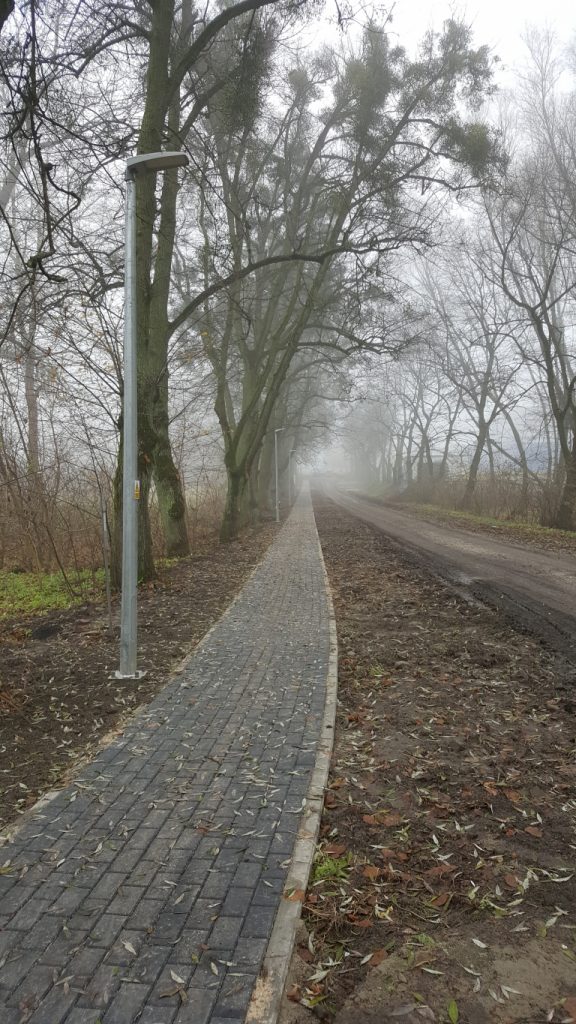 Nowy ciąg chodnika wykonany z kostki brukowej