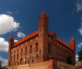 Zamek krzyżacki w Gniewie otoczony murami obronnymi.