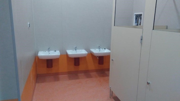 Nowa łazienka dla dzieci - 3 nisko osadzone, kabiny toaletoweumywalki