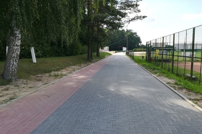 Dojazd do GOKSiR Smętowo Graniczne wykonany z czerwonej i grafitowej kostki brukowej
