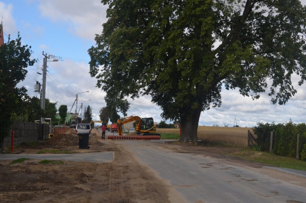 Koparka w trakcie montażu rury kanalizacyjnej w obszarze drogi Smętowo-Kopytkowo