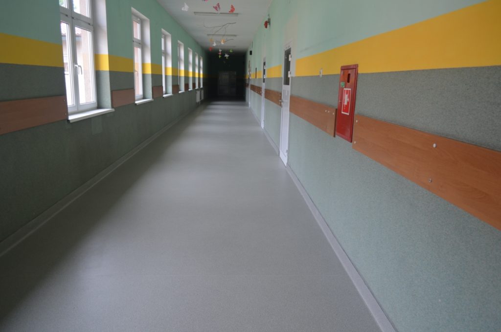 Korytarz szkolny po remoncie - ułożona nowa podłoga, odmalowane ściany