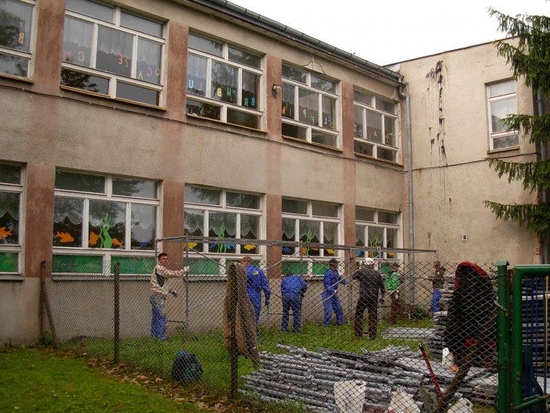 Pracownicy budowlani w trakcie prac nad termomodernizacją skrzydło północnego ZKIW