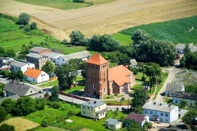 Zdjęcie kościoła w Kościelnej Janii z perspektywy lotu ptaka